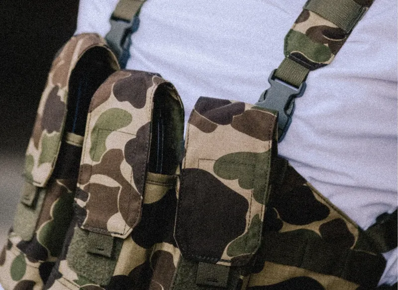 Название Chicom (сокращение от слов China и Communist) указывает на то, что chest rig появился в Китайской Народной Республике